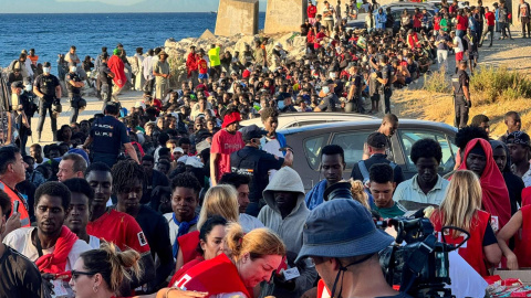 Migrantes esperando el reparto de alimentos básicos el pasado lunes en Ceuta.