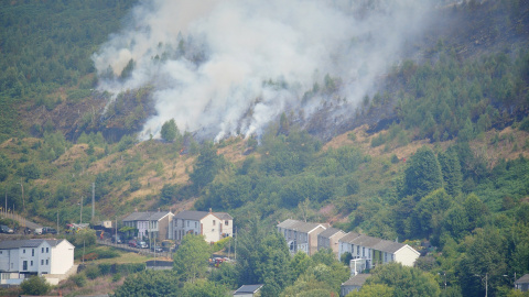 Un incendio se extiende por el Valle de Rhondda en Reino Unido. Un incendio se extiende por el Valle de Rhondda en Reino Unido.