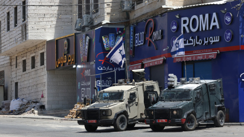 Dos vehículos militares israelíes en Jerusalén Este. Dos vehículos militares israelíes en Jerusalén Este.