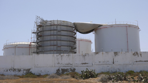 Tanque de combustible en el que se ha producido la explosión en la planta del polígono industrial de Salinetas, en el municipio de Telde (Gran Canaria), que ha levantado la cubierta del mismo. Tanque de combustible en el que se ha producido la explosión en la planta del polígono industrial de Salinetas, en el municipio de Telde (Gran Canaria), que ha levantado la cubierta del mismo.