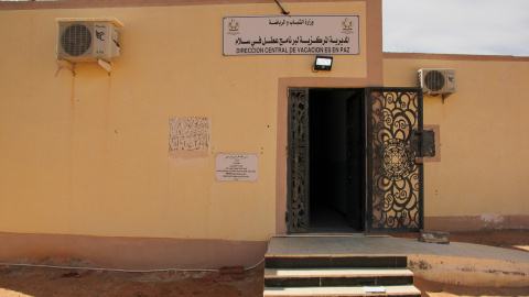 Entrada de la oficina del Programa de Vacaciones en Paz en el Ministerio de Juventud y Deportes de la RASD en Rabuni (Argelia)
