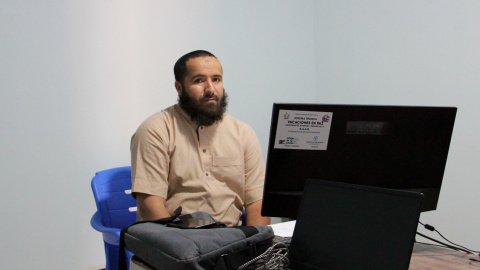 *****, técnico del programa Vacaciones en Paz en su despacho el  03.05.26, situado en el Ministerio de Juventud y Deporte de la RASD en Rabuni (Argelia).