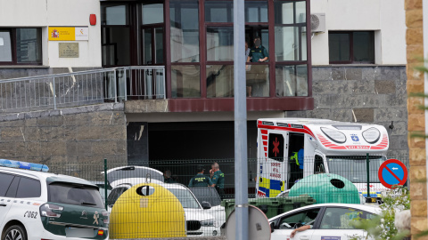 Varios agentes de la guardia cilvil y una ambulancia en el cuartel de Llanes (Asturias), a 5 de agosto de 2026. Varios agentes de la guardia cilvil y una ambulancia en el cuartel de Llanes (Asturias), a 5 de agosto de 2026.