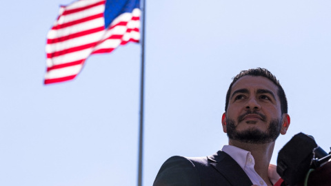 Abdul El-Sayed, ganador de las primarias demócratas al Senado por Michigan, habla durante una conferencia de prensa en Detroit frente a la estatua «Spirit of Detroit» (05/08/26) Abdul El-Sayed, ganador de las primarias demócratas al Senado por Michigan, habla durante una conferencia de prensa en Detroit frente a la estatua «Spirit of Detroit» (05/08/26)