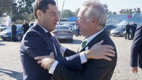 El presidente de la Junta de Andalucía, Juanma Moreno, saluda al cantante sevillano, José Manuel Soto El presidente de la Junta de Andalucía, Juanma Moreno, saluda al cantante sevillano, José Manuel Soto