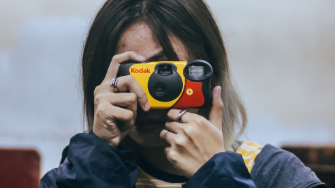 Las cámaras de fotos analógicas desechables han protagonizado un improbable regreso en 2026. Las cámaras de fotos analógicas desechables han protagonizado un improbable regreso en 2026.