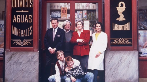 Los protagonistas de la histórica serie 'Farmacia de Guardia'.
