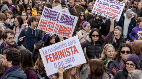 Varias mujeres con pancartas en apoyo a víctimas de violencia machista durante el 8M, en una imagen de archivo.