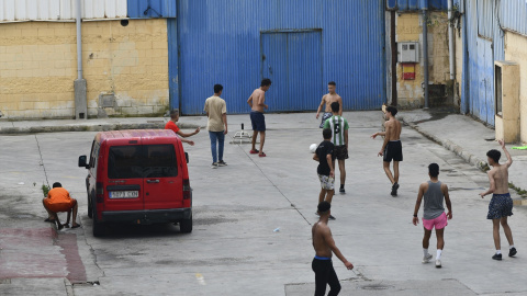 Varios migrantes menores juegan al fútbol en El Tarajal, en Ceuta, en una imagen de archivo. Varios migrantes menores juegan al fútbol en El Tarajal, en Ceuta, en una imagen de archivo.