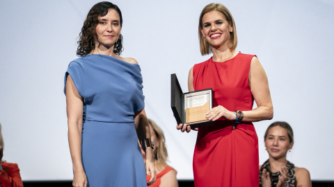 La presidenta de la Comunidad de Madrid, Isabel Díaz Ayuso, y la alcaldesa de Alcalá de Henares, Judith Piquet (d), durante un evento.