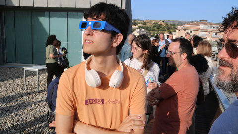 Un jove observa el Sol amb les ulleres homologades des de la terrassa del campus ebrenc de la URV (dimecres 29 d’abril del 2026) Un jove observa el Sol amb les ulleres homologades des de la terrassa del campus ebrenc de la URV