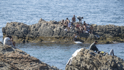 Varias personas nadando, a 2 de agosto de 2026, en Ceuta. Varias personas nadando, a 2 de agosto de 2026, en Ceuta.