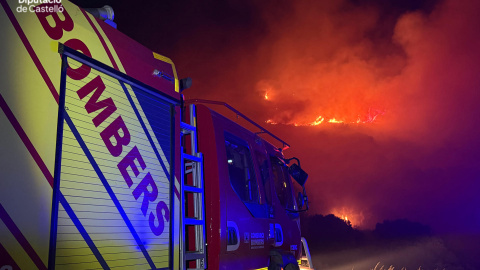 Efectivos de bomberos trabajando en la extinción del incendio de la provincia de Castelló. Efectivos de bomberos trabajando en la extinción del incendio de la provincia de Castelló.