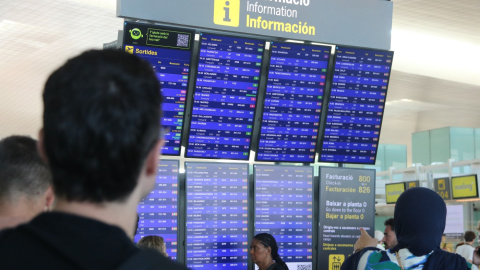 Panells informatius dels vols a l'aeroport del Prat, en una imatge d'aquest dissabte 8 d'agost. 08/08/2026 Panells informatius dels vols a l'aeroport del Prat, en una imatge d'aquest dissabte 8 d'agost.