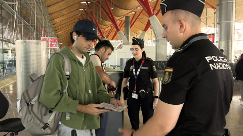 Policía Nacional efectuando controles de pasaportes a viajeros procedentes de Italia. Policía Nacional efectuando controles de pasaportes a viajeros procedentes de Italia.