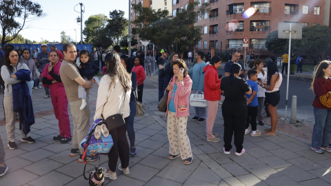 Personas evacuan edificios tras un fuerte temblor este lunes, en la ciudad colombiana de Bogotá (10.08.2026) Personas evacuan edificios tras un fuerte temblor este lunes, en la ciudad colombiana de Bogotá (10.08.2026)
