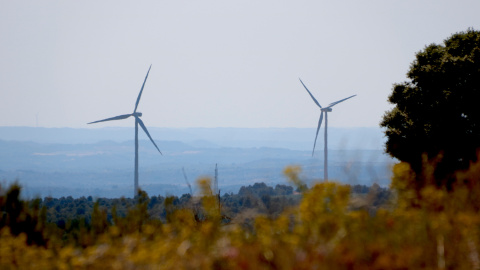 Dos aerogeneradors del parc eòlic Les Rotes, a les Garrigues, a tocar de Margalef Dos aerogeneradors del parc eòlic Les Rotes, a les Garrigues, a tocar de Margalef