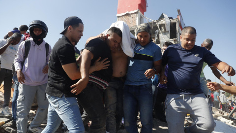 Varias personas son evacuadas de un edificio colapsado en Cali (Colombia). Varias personas son evacuadas de un edificio colapsado en Cali (Colombia).