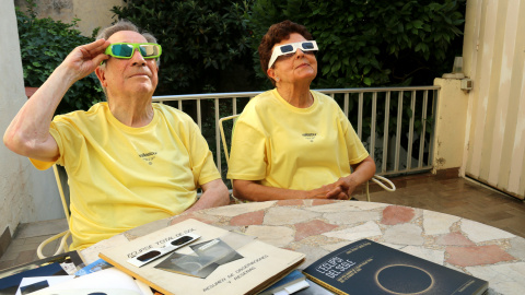 Els turistes astronòmics Jaume Sacasas i Carme Lluís proven les ulleres de protecció d'eclipsis que faran servir el 12 d'agost Els turistes astronòmics Jaume Sacasas i Carme Lluís proven les ulleres de protecció d'eclipsis que faran servir el 12 d'agost