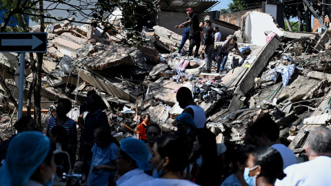 Trabajos de rescate en un edificio derrumbado en Cali tras el terremoto de Colombia. Trabajos de rescate en un edificio derrumbado en Cali tras el terremoto de Colombia.