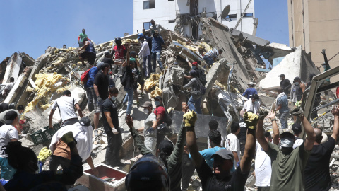 Integrantes del cuerpo de Bomberos de Cali y civiles buscan entre los escombros. Integrantes del cuerpo de Bomberos de Cali y civiles buscan entre los escombros.