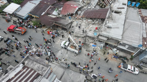 Fotografía aérea que muestra a civiles buscando entre los escombros de un edificio destruido en el municipio de Quibdó. Fotografía aérea que muestra a civiles buscando entre los escombros de un edificio destruido en el municipio de Quibdó.