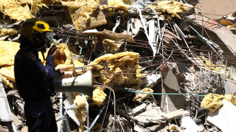 Un bombero junto a los escombros de una contrucción caída en Cali. Un bombero junto a los escombros de una contrucción caída en Cali.