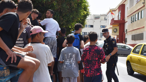 Un grupo de niños espera para ser filiado en una comisaría de la Policía Nacional, a 10 de agosto de 2026, en Ceuta (España).
