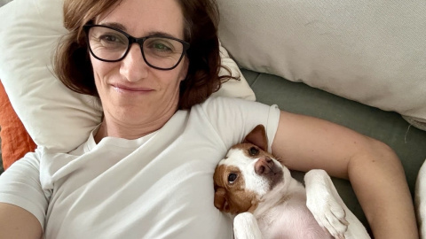 Mónica García con su perra, Nala. Mónica García con su perra, Nala.
