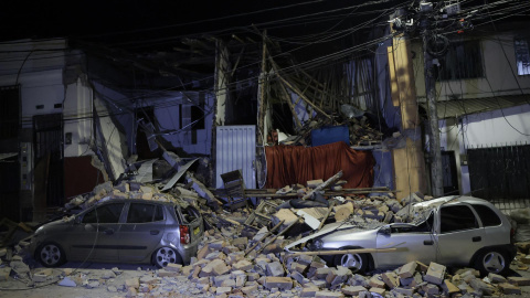 587e9ce7092cb59329fe179915fce7bb13392db6w Una imagen de los vehículos dañados tras un terremoto de magnitud 7,4, en Pereira, Colombia. (10/08/2026)
