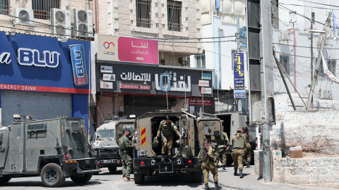 Vehículos del Ejército israelí (FDI) en la entrada del campo de refugiados de Qalandia, frente a la sede de la UNRWA, al norte de Jerusalén durante una redada (05/08/2026) Vehículos del Ejército israelí (FDI) en la entrada del campo de refugiados de Qalandia, frente a la sede de la UNRWA, al norte de Jerusalén durante una redada (05/08/2026)