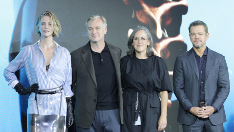 Charlize Teron, Christopher Nolan, Emma Thomas y Matt Damon en una rueda de prensa por la película La Odisea. Charlize Teron, Christopher Nolan, Emma Thomas y Matt Damon en una rueda de prensa por la película La Odisea.