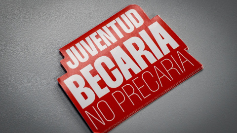 Vista de una pegatina durante la rueda de prensa en la que el sindicato CCOO presenta los resultados del informe sobre la situacióin