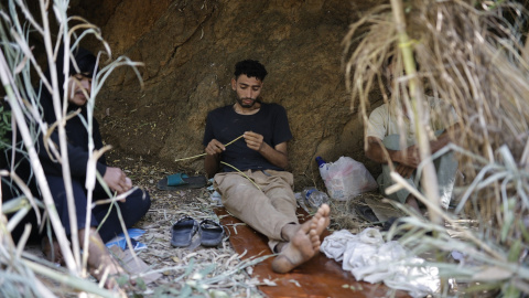 Una persona descansa en la calle, a 2 de agosto de 2026, en Ceuta. Una persona descansa en la calle, a 2 de agosto de 2026, en Ceuta.