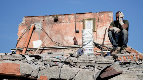 Un hombre descansa de la búsqueda de desaparecidos en Cali tras el terremoto de Colombia, a 11 de agosto de 2026. Un hombre descansa de la búsqueda de desaparecidos en Cali tras el terremoto de Colombia, a 11 de agosto de 2026.