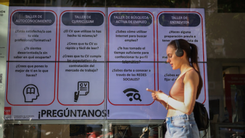 Una joven frente a la fachada de una Oficina de Empleo, en una imagen de archivo. Una joven frente a la fachada de una Oficina de Empleo, en una imagen de archivo.