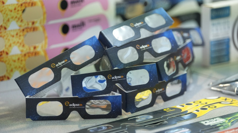 gafas-eclipse-retiradas Utilizar gafas homologadas es un básico indispensable para observar el eclipse del 12 de agosto.