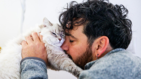 Fran Perea junto a su gata Soja.
