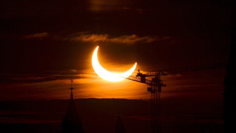 Un eclipse solar en Ottawa, Canadá. Imagen de archivo.