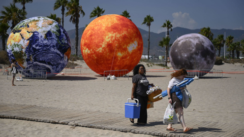 Varias personas acceden a la playa del Gurugú, en Castelló. Varias personas acceden a la playa del Gurugú, en Castelló.