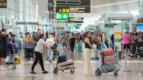 Decenas de personas en colas ocasionadas por la huelga de trabajadores, en el aeropuerto de El Prat, a 4 de agosto de 2026 en Barcelona.
