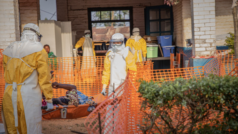 El personal sanitario acompaña a un paciente con ébola a un centro de tratamiento de la enfermedad en Mongbwalu, provincia de Ituri, en la República Democrática del Congo, el pasado 20 de junio.