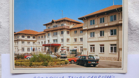 Postal que recuerda los años buenos de la ciudad de vacaciones Postal que recuerda los años buenos de la ciudad de vacaciones