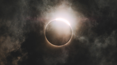 La Luna cubre el Sol en un eclipse solar.