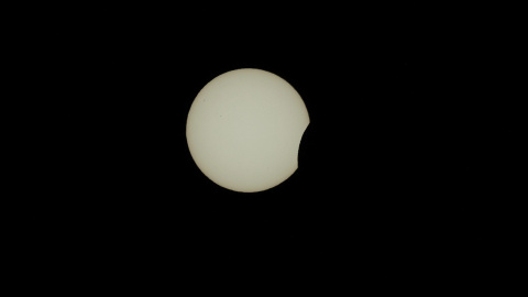 Comienza el eclipse de sol en la playa de Doniños en Ferrol este miércoles. Comienza el eclipse de sol en la playa de Doniños en Ferrol este miércoles.