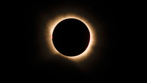 Eclipse de Sol visto a 11.000 metros de altitud desde un avión de Iberia. Eclipse de Sol visto a 11.000 metros de altitud desde un avión de Iberia.