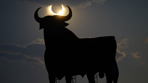 Eclipse de Sol junto a un toro de Osborne.