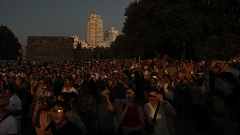 Miles de personas atienden al eclipse solar este miércoles en Madrid. Miles de personas atienden al eclipse solar este miércoles en Madrid.