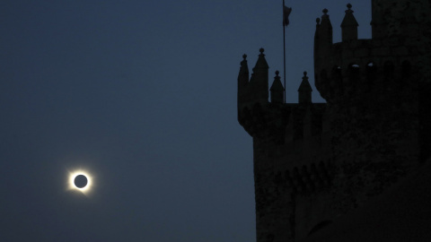 El eclipse junto al Castillo de los Templarios de Ponferrada, León. El eclipse junto al Castillo de los Templarios de Ponferrada, León.