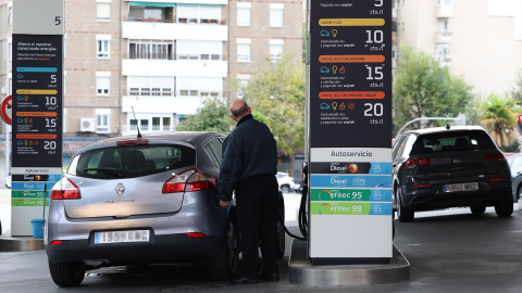 Fotografía de archivo de un hombre repostando en una gasolinera en Madrid Fotografía de archivo de un hombre repostando en una gasolinera en Madrid.